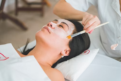 Revitalização Facial com Máscaras Especiais de Joias Preciosas - 1h